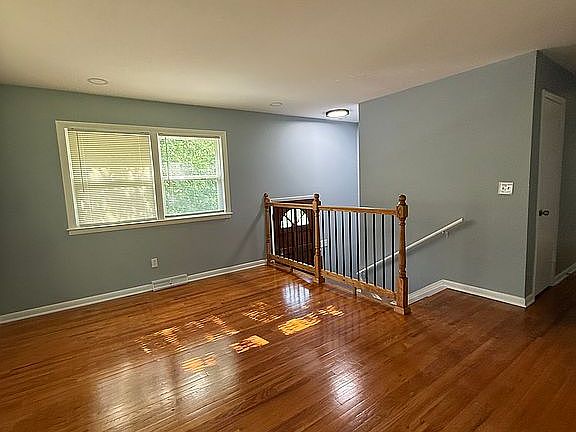 4th image of 1227 Dickinson Rd