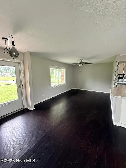 3 bed, 2.0 bath, 1190 sqft, $1,725 — Photo 2