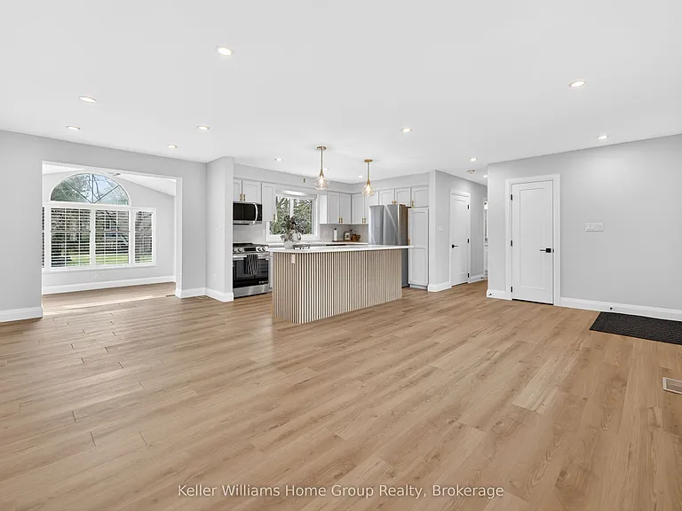 535 Elgin St — Photo 10