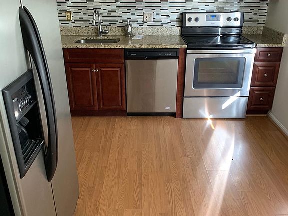 3rd image of 220 Gold Kettle Dr