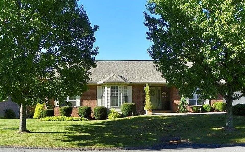 1st image of 525 Carriage Dr
