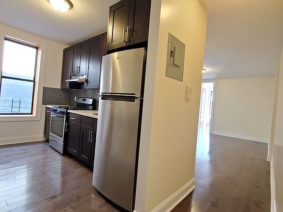 3rd image of 251 Clifton Pl APT 10