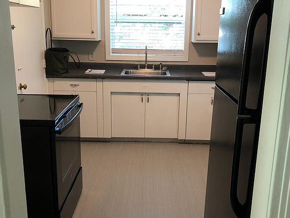 4th image of 1411 Oxford Way
