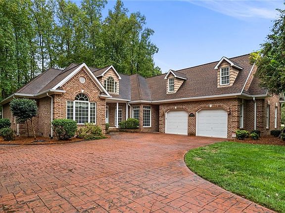 2nd image of 3940 Newport Ct