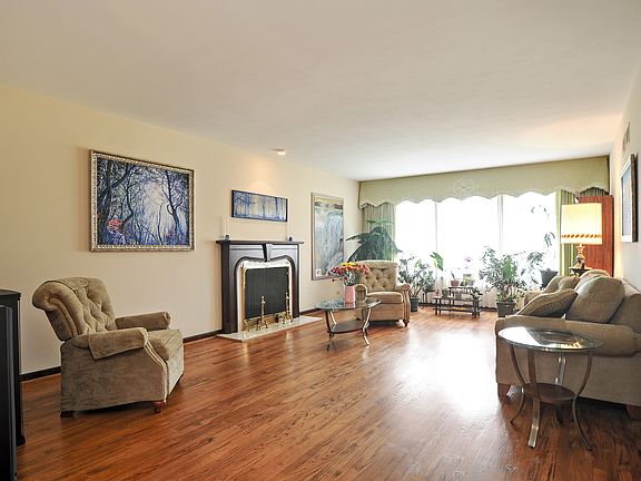 3rd image of 1307 E Crabtree Dr
