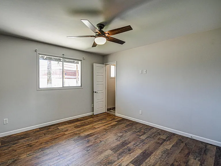 1039 E Geneva Dr — Photo 18