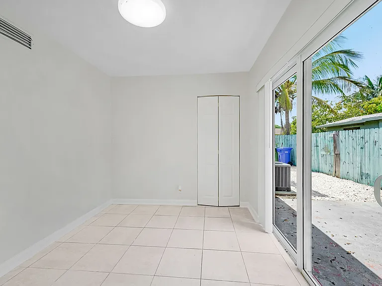 543 SW 61st Ter — Photo 19