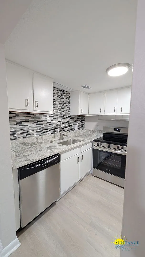 Expansive waterfront covered patio off this fully renovated Fort Walton Condo! — Photo 4