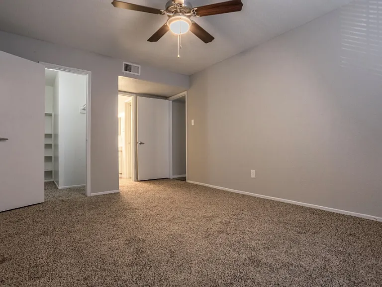 Northlake Manor Apartments — Photo 57