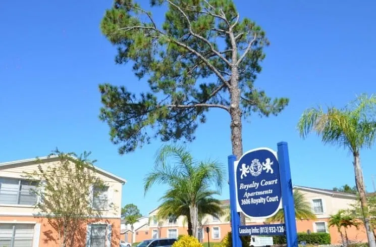 Royalty Court Apartments — Photo 2