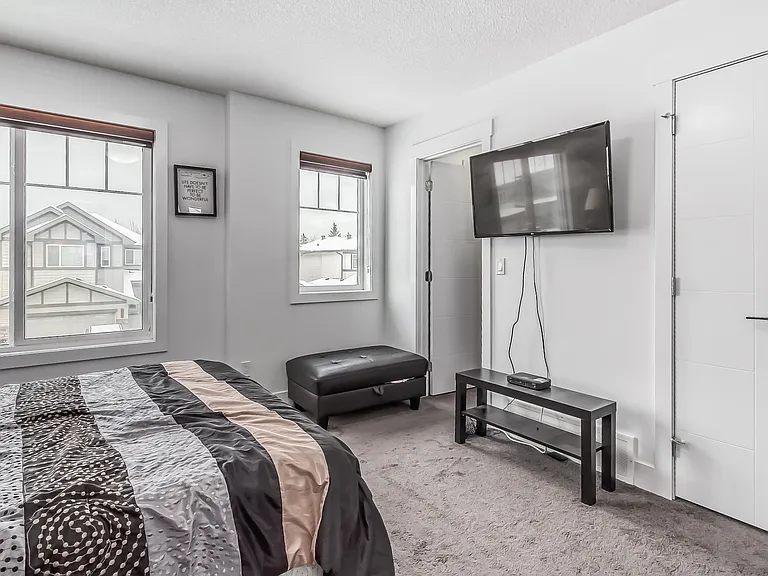 173 Cavanagh Cmn SW — Photo 19