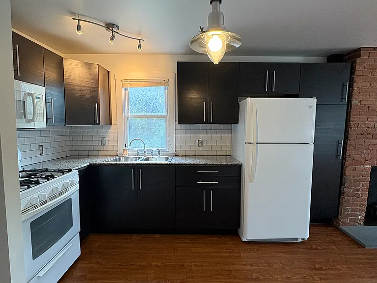 15 Albany St #2 — Photo 4
