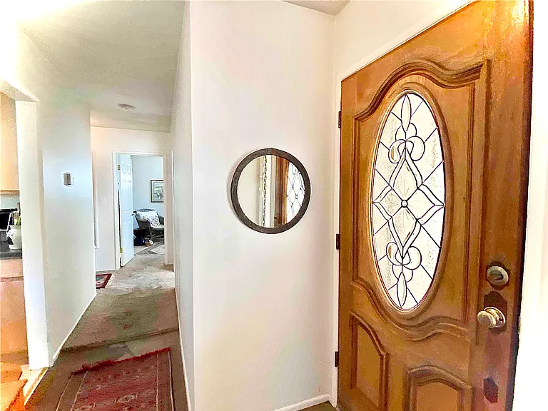 406 Crestview Dr — Photo 3