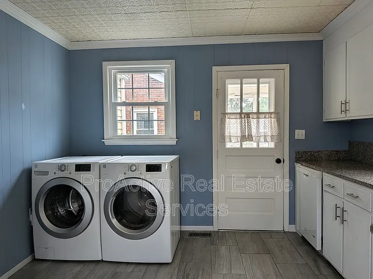 9421 Phillip Ave — Photo 3