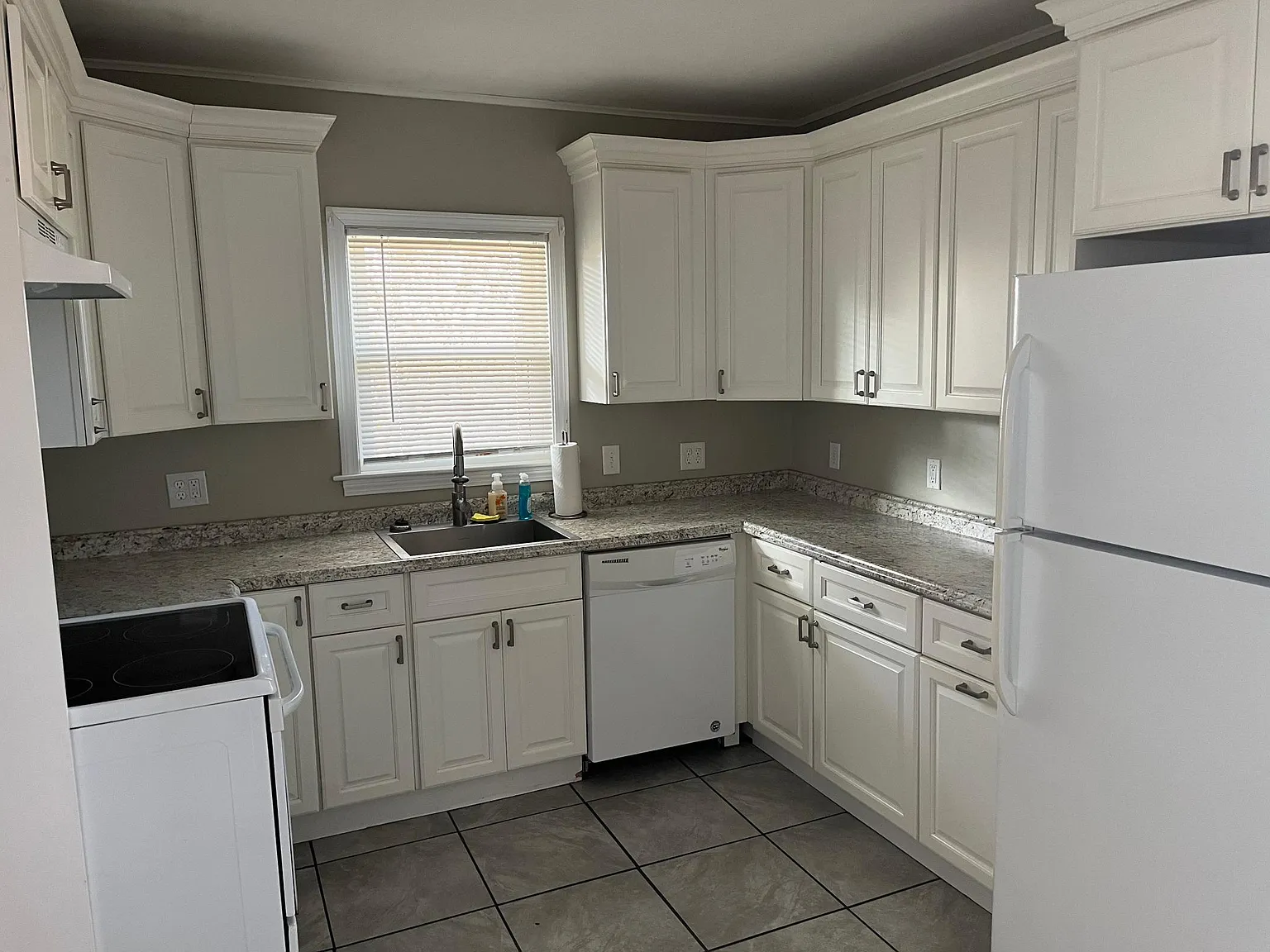 3 bed, 1000 sqft, $2,800 — Photo 2
