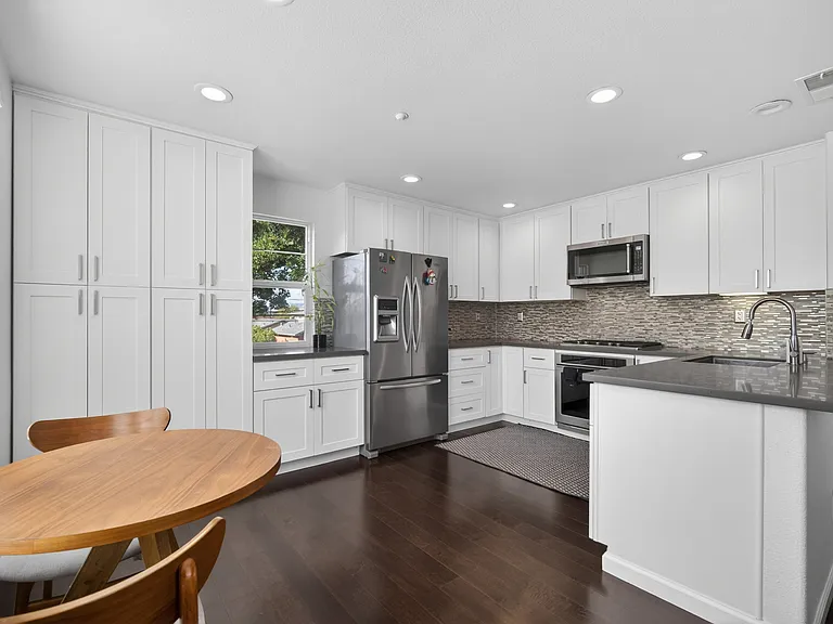 938 Visconti Pl — Photo 18