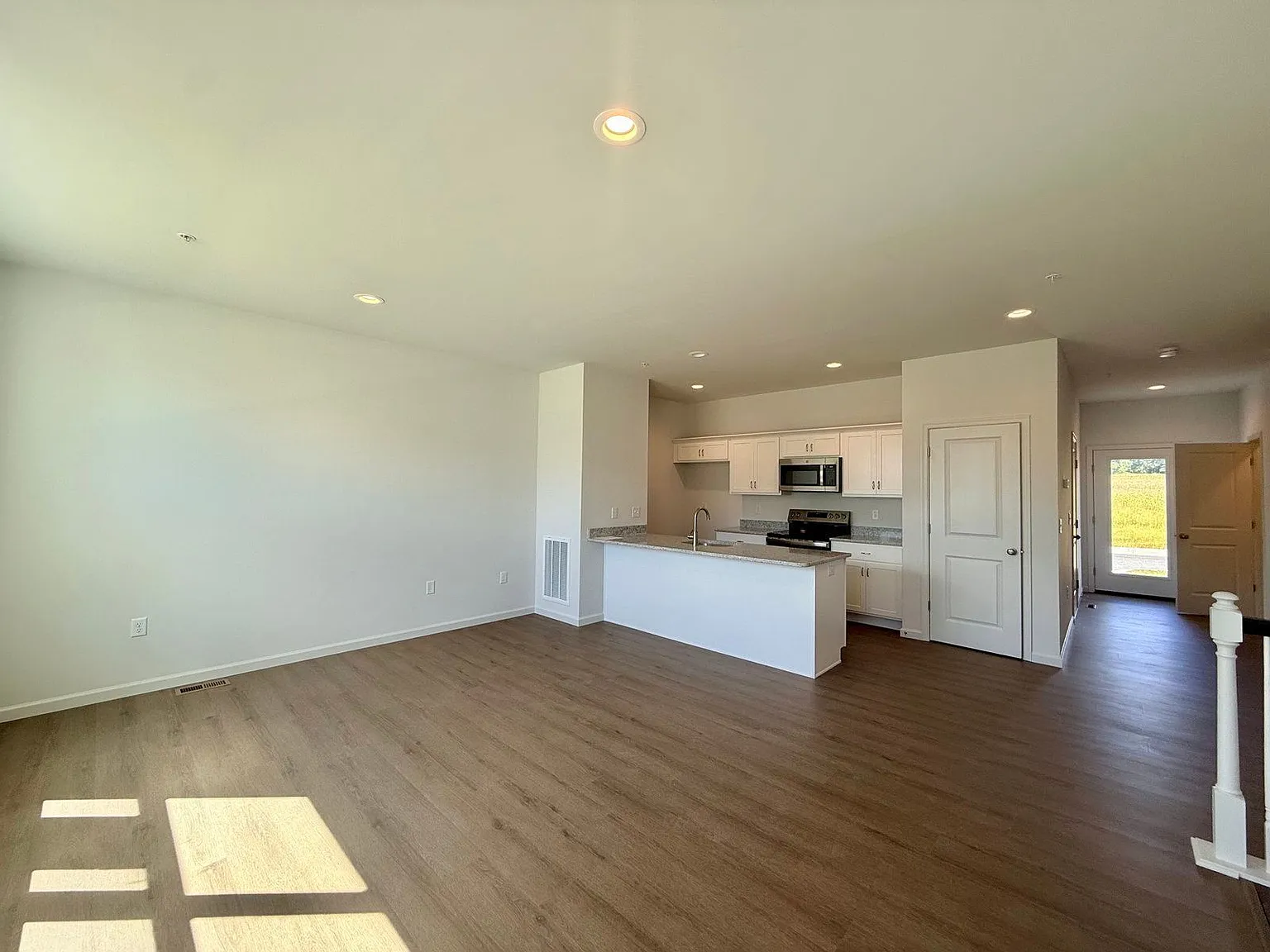 3 bed, 2.5 bath, 1553 sqft, $2,300 — Photo 4