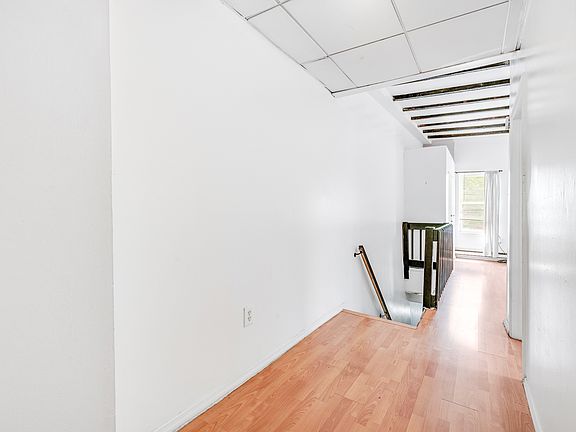 5th image of 50-06 Vernon Blvd #1