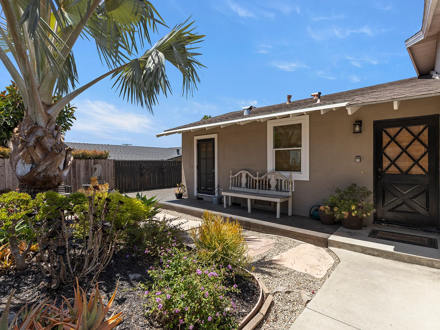 3 bed, 1370 sqft, $7,995 — Photo 1