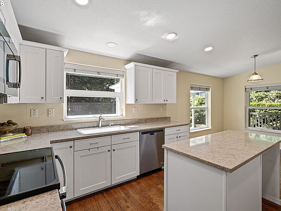 2nd image of 3220 Crescent Ave Space 15