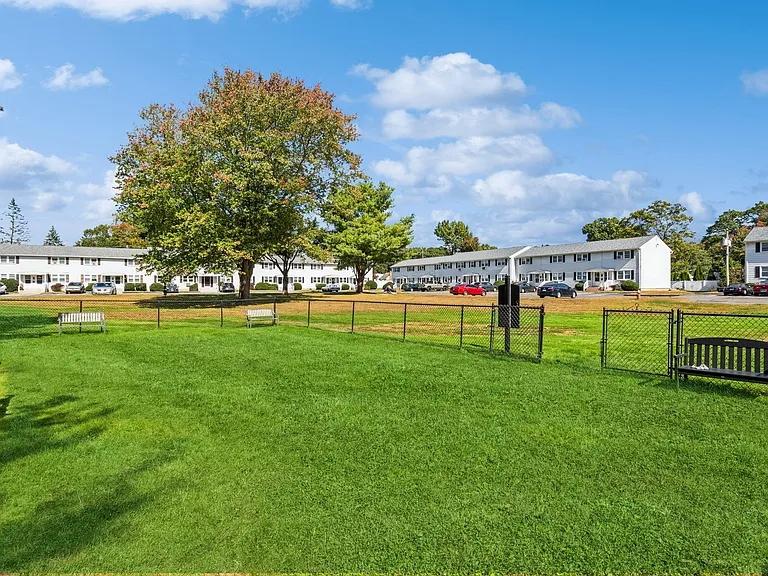 Fox Hill Commons — Photo 19