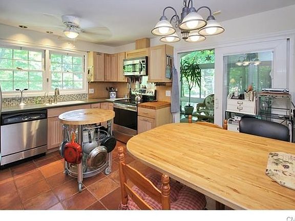 Newer eat-in-kitchen with stainless steel appliances , Heated ceramic tile flooringbuilt-in table , 