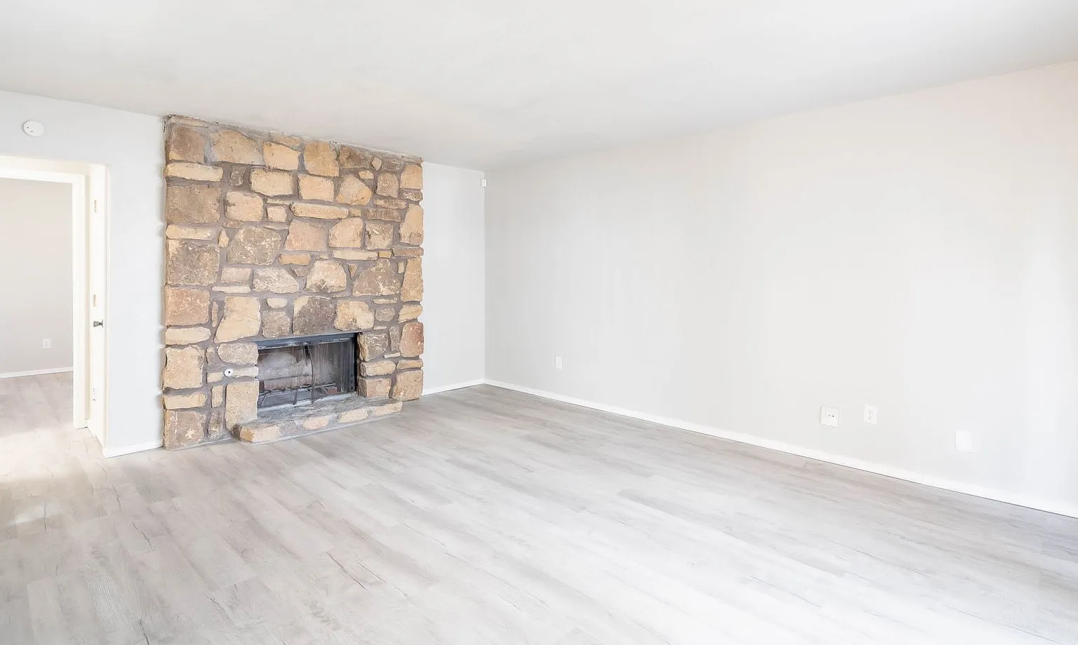 1355 E 60th St Duplex — Photo 4