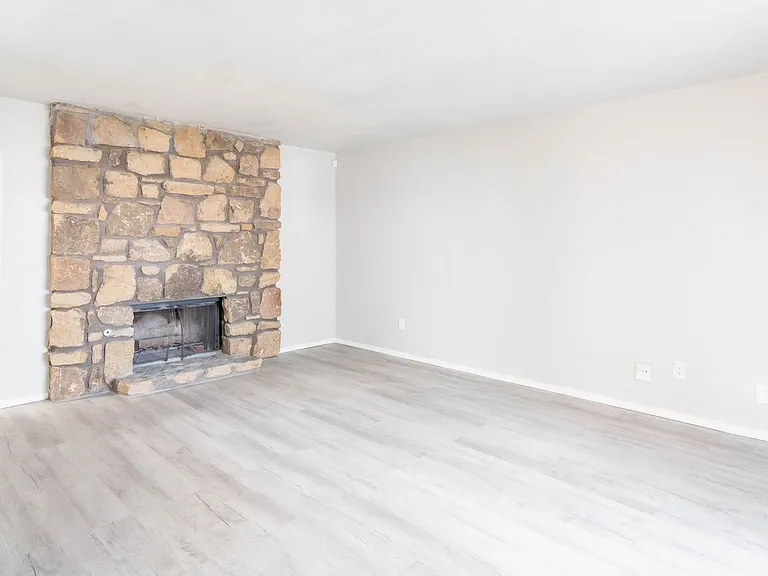 1355 E 60th St Duplex — Photo 4