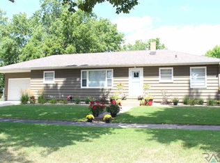 522 NE 6th St, Madison, SD 57042