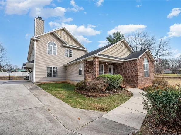 511 Lindsay St, Kernersville, NC 27284