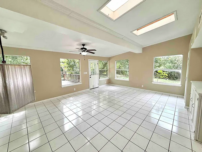 502 Dewberry Dr — Photo 8
