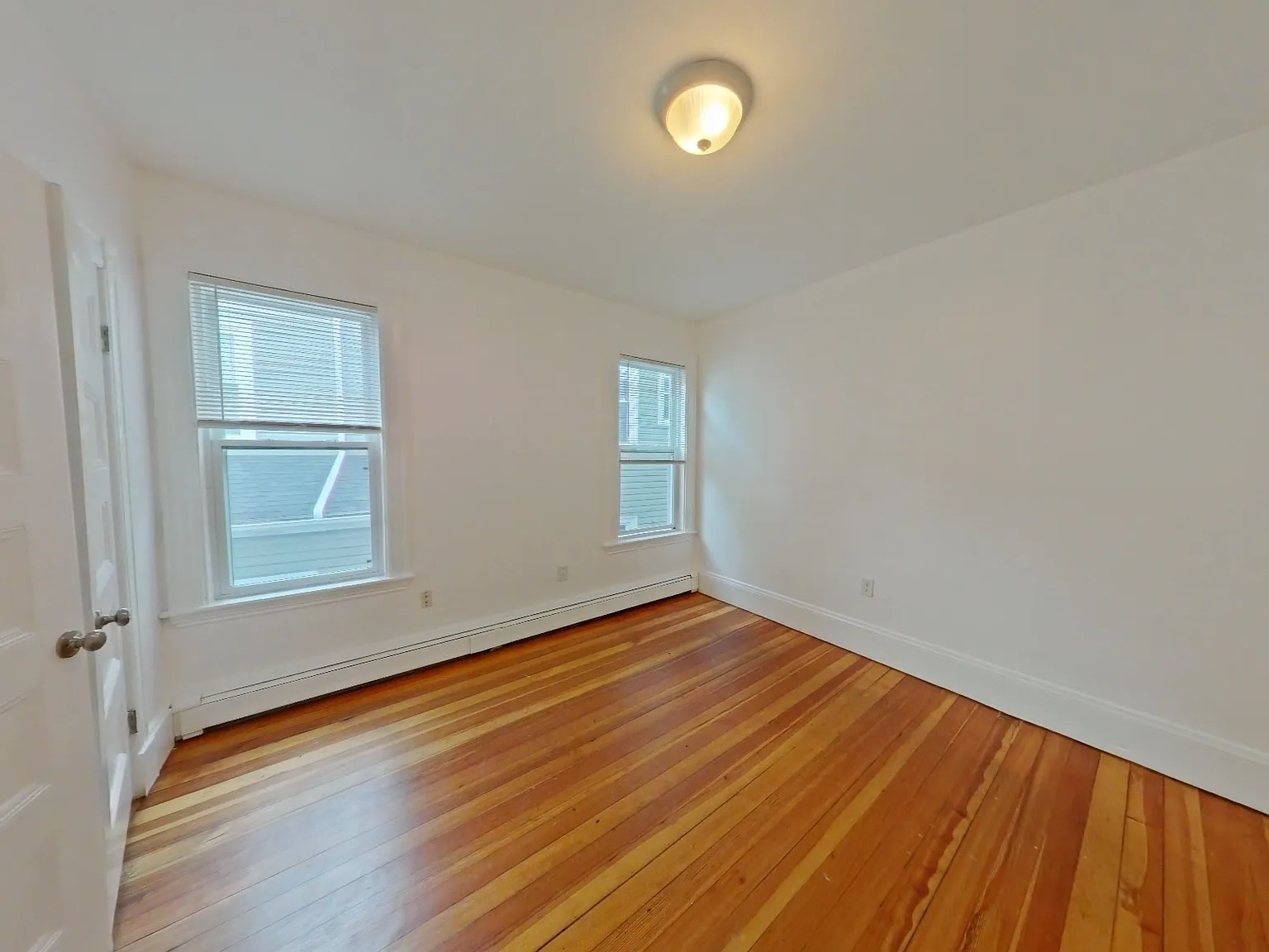 3 bed, 1.0 bath, 1100 sqft, $3,000 — Photo 3