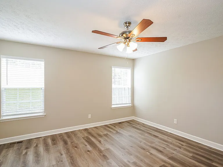 685 Belgium Dr — Photo 12
