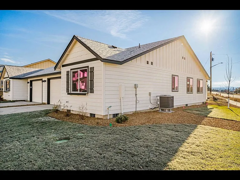 925 SE Starview Ave — Photo 1