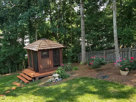 Zen Pagoda, rest read meditate