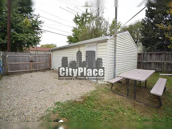 3 bed, 1.0 bath, 1044 sqft, $1,600 — Photo 4