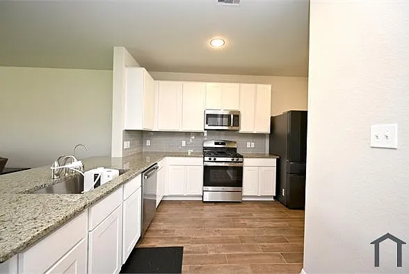 4 bed, 2406 sqft, $3,300 — Photo 4