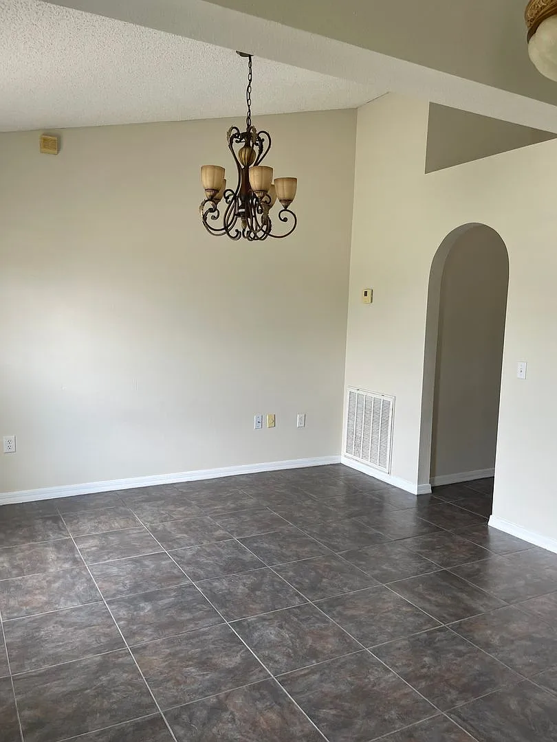 4 Bedroom, 2 Bathroom, 2 Car Garage Home. Move-in Ready — Photo 2