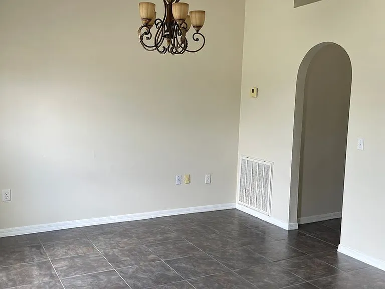 1412 Hathaway Ave — Photo 2