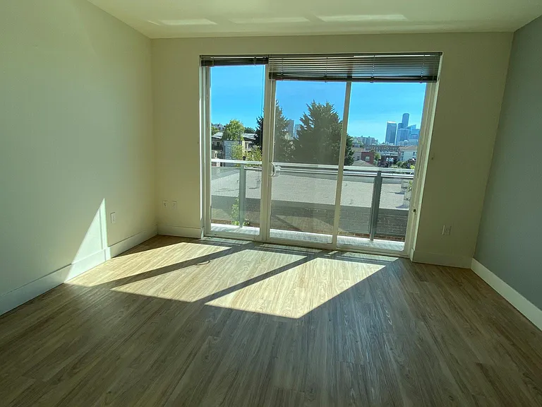 422 Summit Ave E — Photo 16