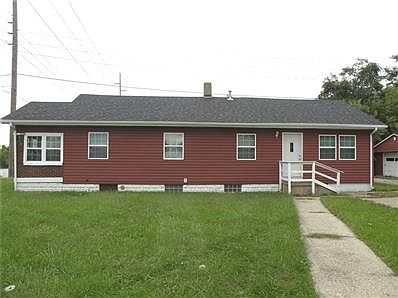 South entrance to building, there is 6 spots of parking on this side of the building.