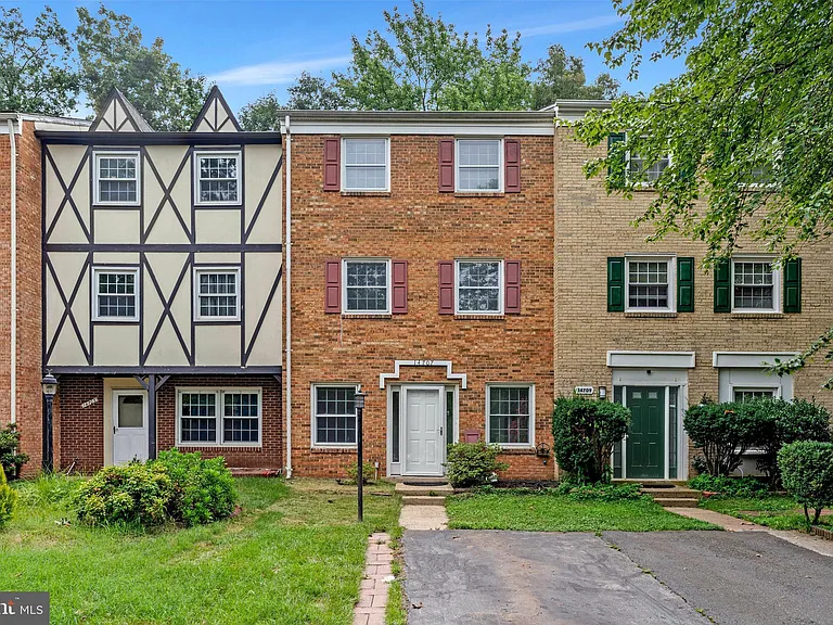 14707 Bentley Sq — Photo 1