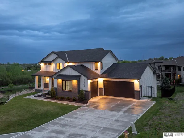 21209 Walnut Cir, Elkhorn, NE 68022