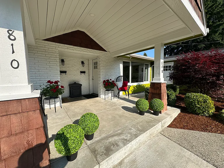 808 NE Garrison St — Photo 3