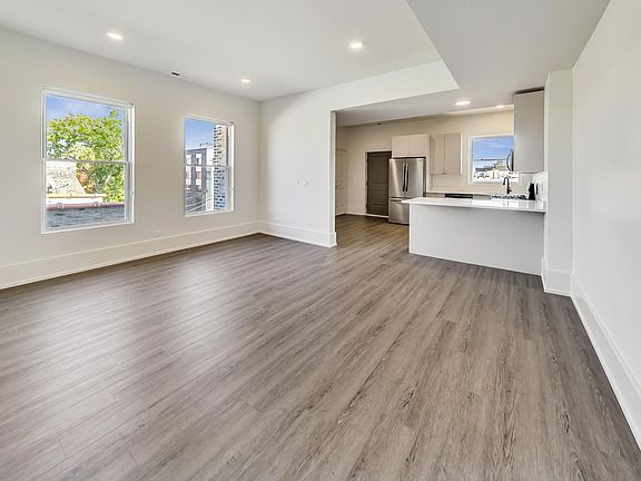 3rd image of 2329 W Monroe St #3w & 3e