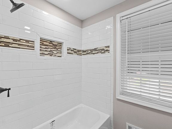 3rd image of 131 Stanmore Rd