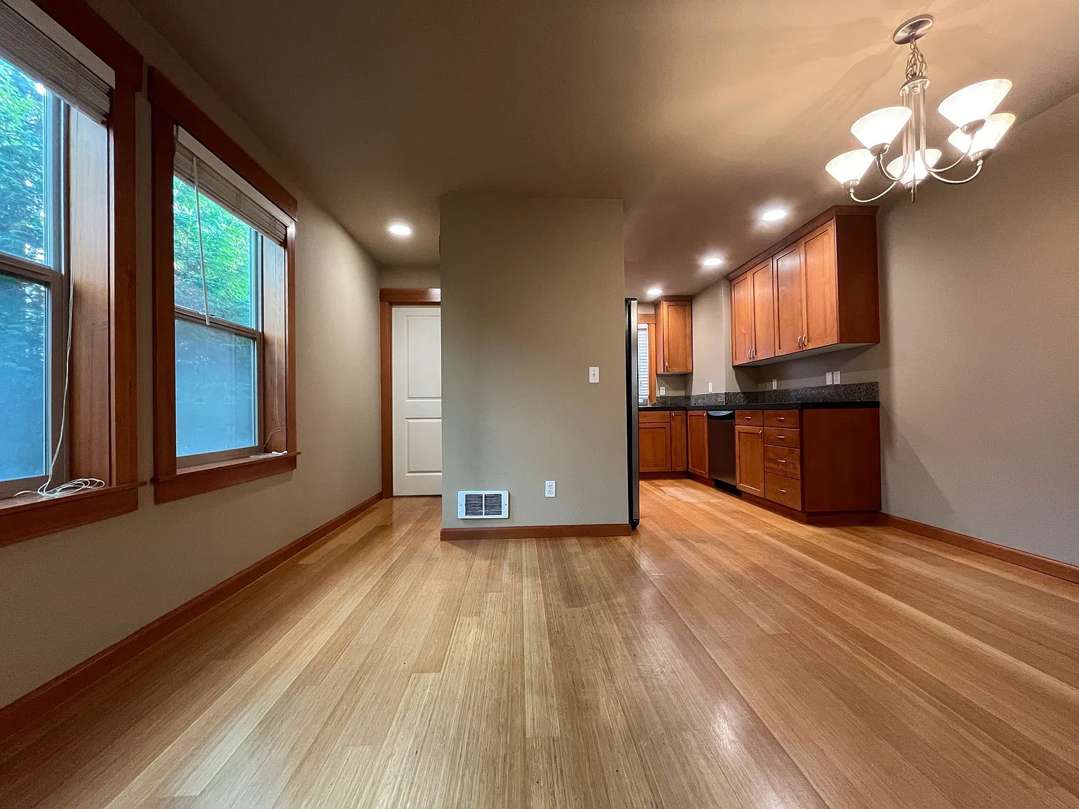 3 bed, 1.5 bath, 1450 sqft, $2,350 — Photo 3