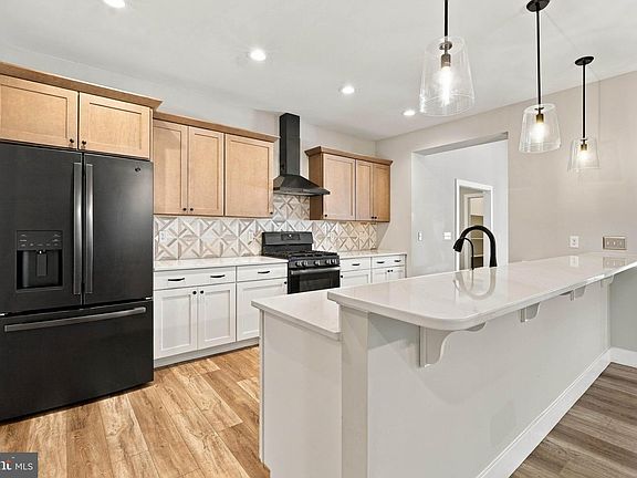 4th image of 321 Freedom Dr