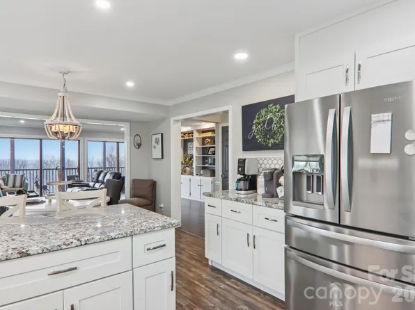 1601 Fleetwood Plz, Hendersonville, NC 28739