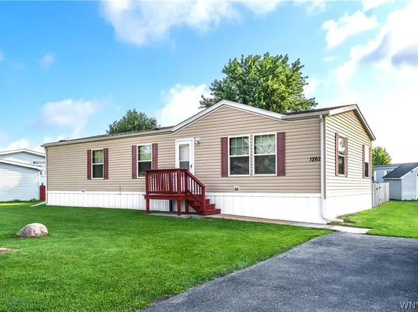 1262 Ridgewood Dr, Lockport, NY 14094